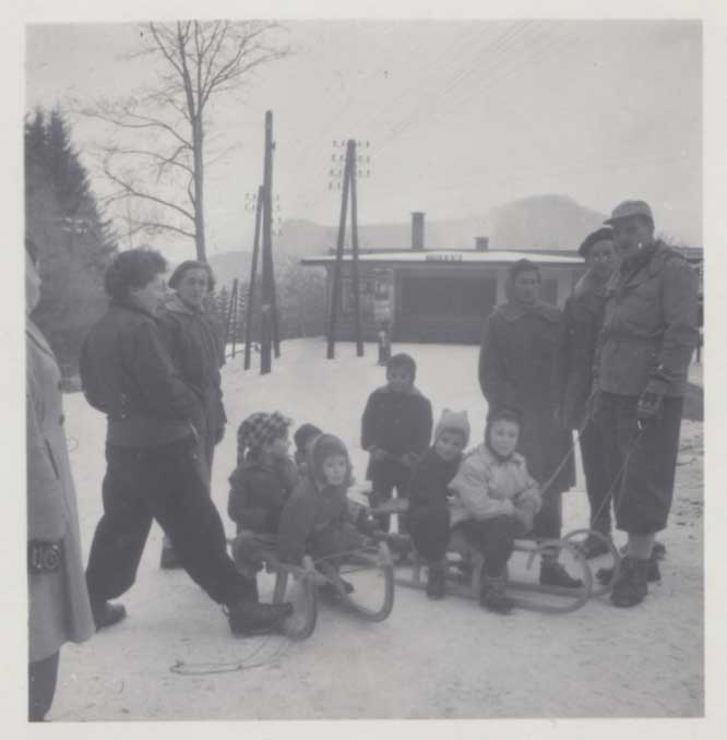 Wien 1953 | Rodel li. Lisi Brainin, hi. Schurli Herrnstadt, Gundl Herrnstadt u. Cilly Spitz, Rodel re. Peter u. Anni Spitz, Otto und Cilly Spitz, Dolly u. Vilma Steindling, li. Liesi Steindling